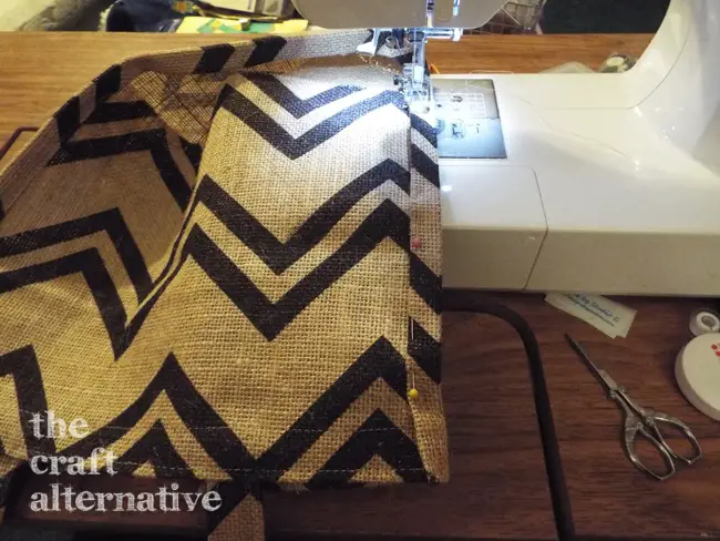 How to Make a Lined Burlap Lunch Bag_Side Seam