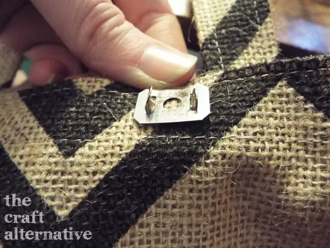 How to Make a Lined Burlap Lunch Bag_Clasp