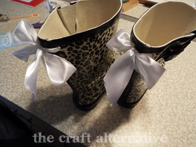 How to Add a Monogram and Ribbon to a Pair of Rain Boots_Bows