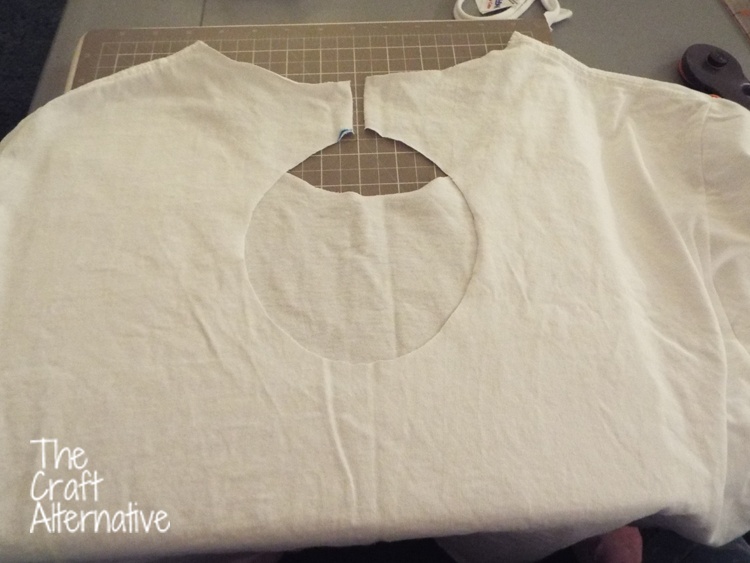 T-Shirt with a Keyhole Back_Keyhole