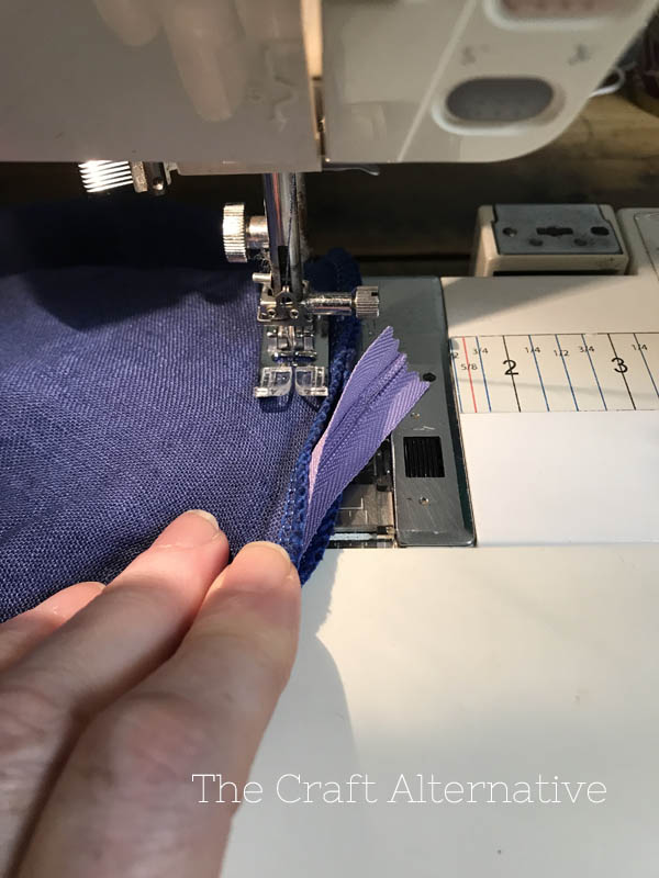 how to sew an invisible zipper closing the seam